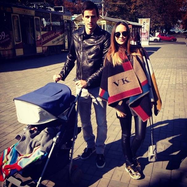 Con la compagna Vanja e il figlio. Instagram